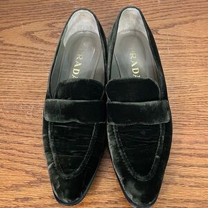 Rare Prada green velvet 90’s low heel pump with buckle strap. Size 9-9.5 Italian